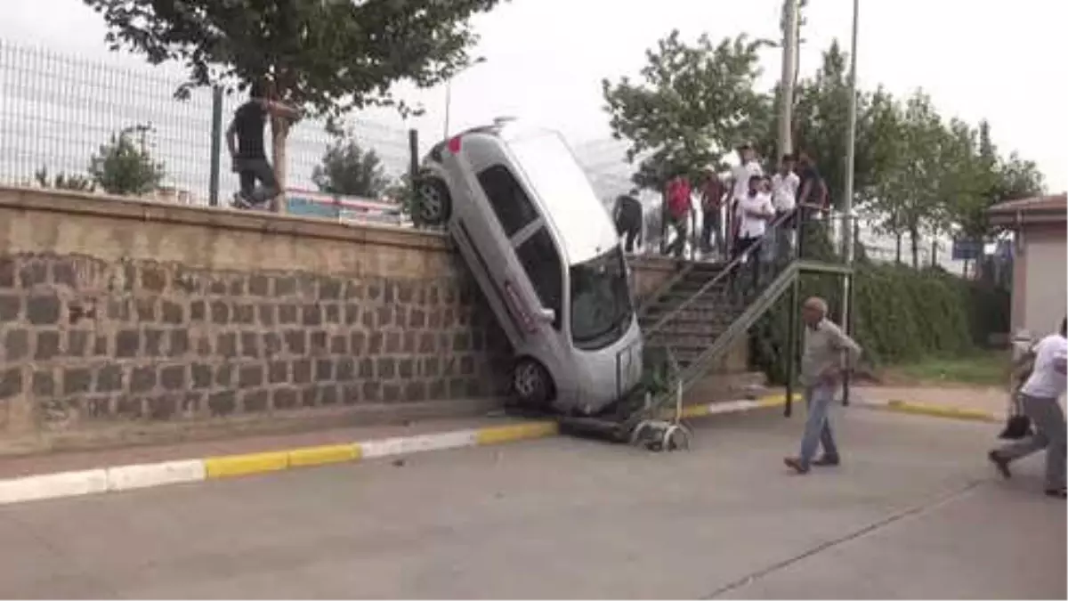 Sürücü Adayının Kullandığı Otomobil İstinat Duvarından Düştü