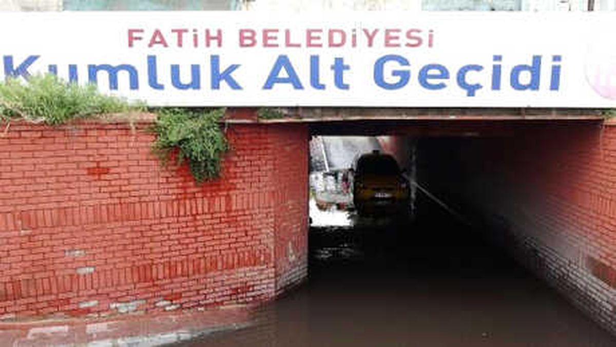 Taksi Alt Geçitte Mahsur Kaldı