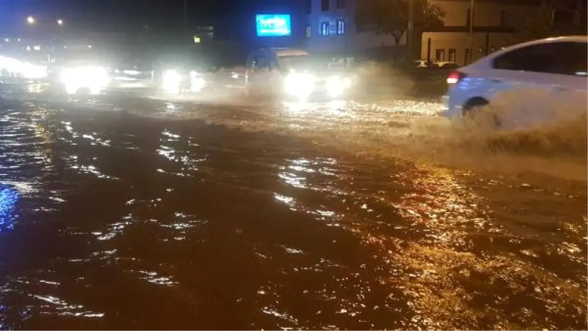 Trabzon\'da Sağanak Etkili Oldu, Havalimanı Uçuş Trafiğine Kapandı