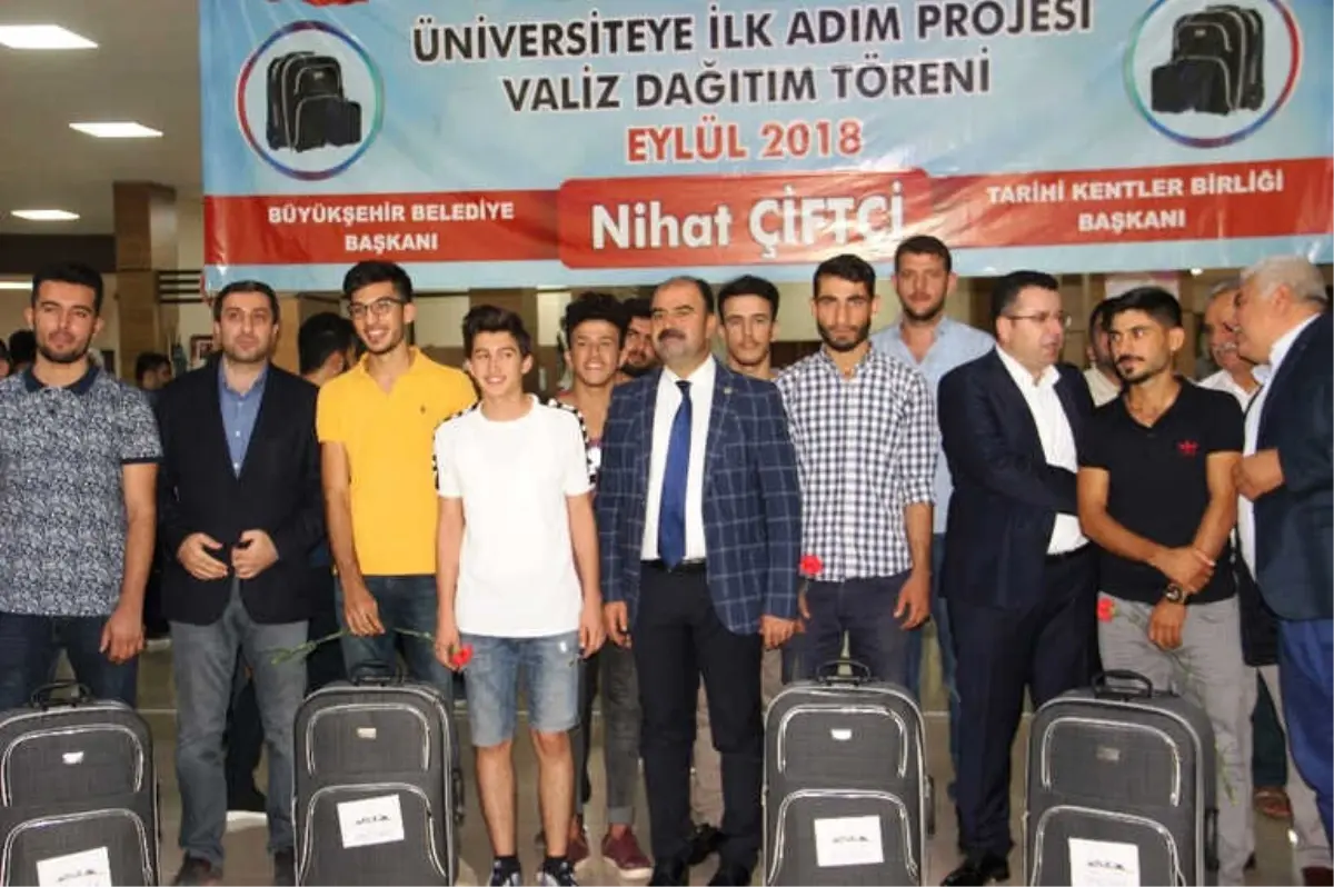 Üniversiteye İlk Adımı Atan 400 Öğrenciye Valiz Hediyesi