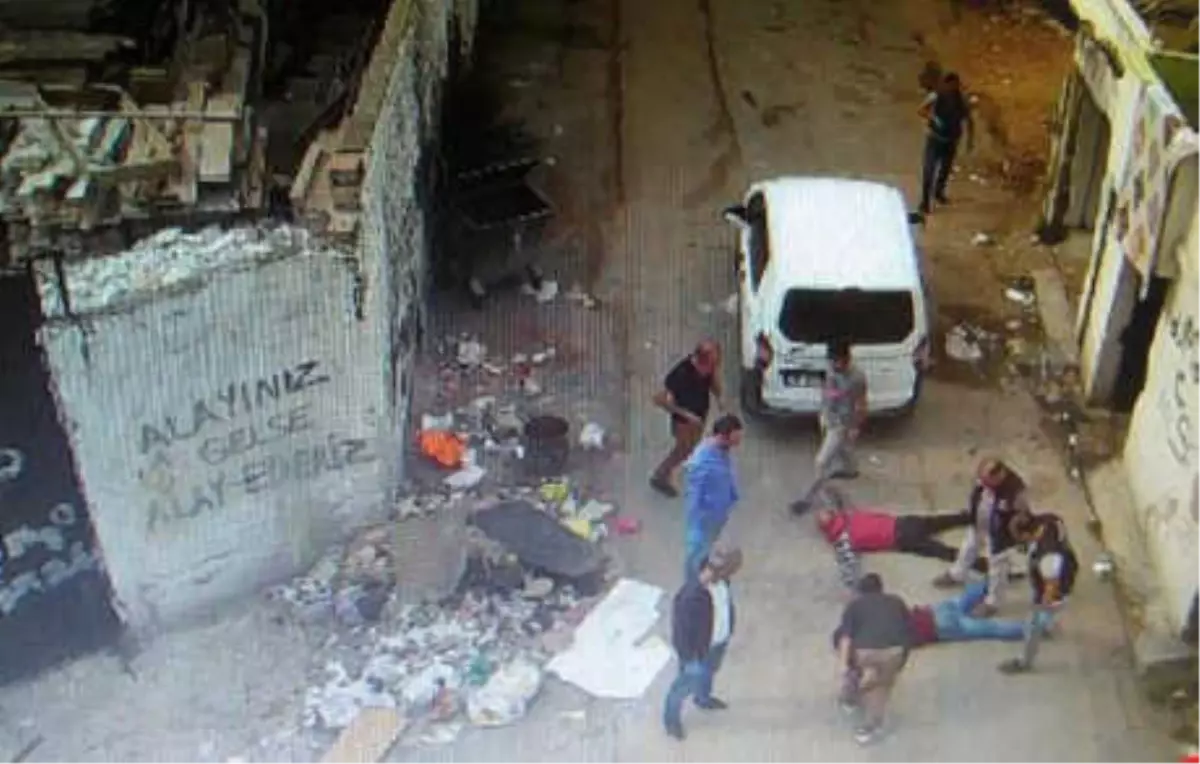 Uyuşturucu Şüphelileri, \'Alayınız Gelse Alay Ederiz\' Yazısının Önünde Gözaltına Alındı