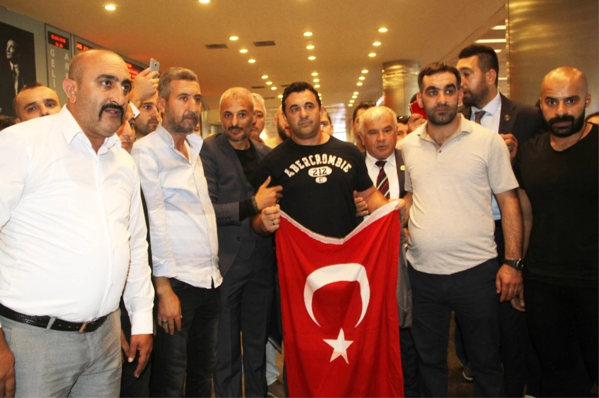 ABD\'de Serbest Bırakılan Sinan Narin Türkiye\'ye Döndü