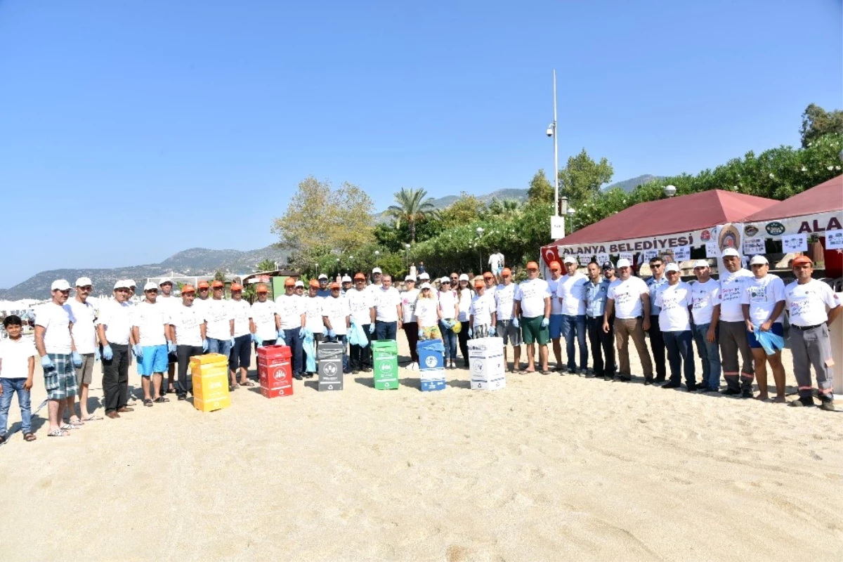 Alanya Belediyesi ve Gönüllüler Damlataş Plajı\'nı Temizledi