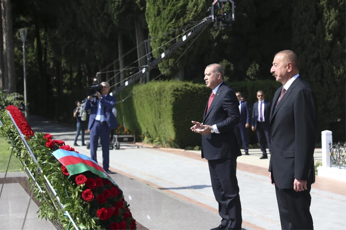 Erdoğan Aliyev\'in Kabrini ve Şehitlikleri Ziyaret Etti