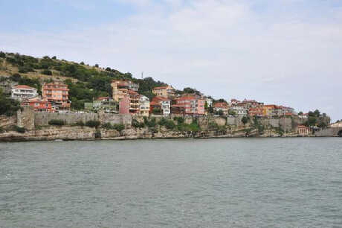 Amasra Kalesi\'nin Altındaki Kayalıkta Çökme