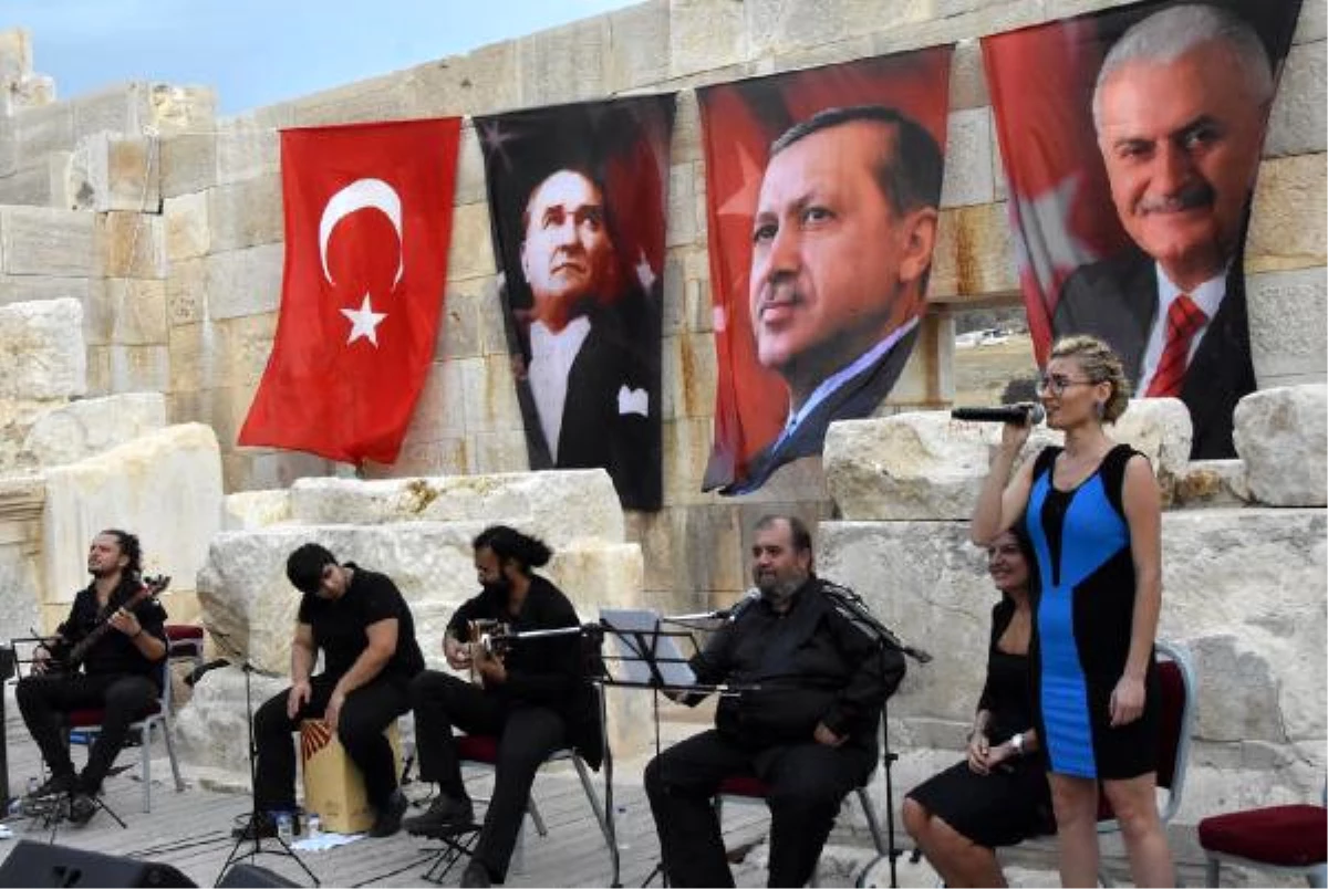 Antik Tiyatroda Türkü Şöleni Yaşandı