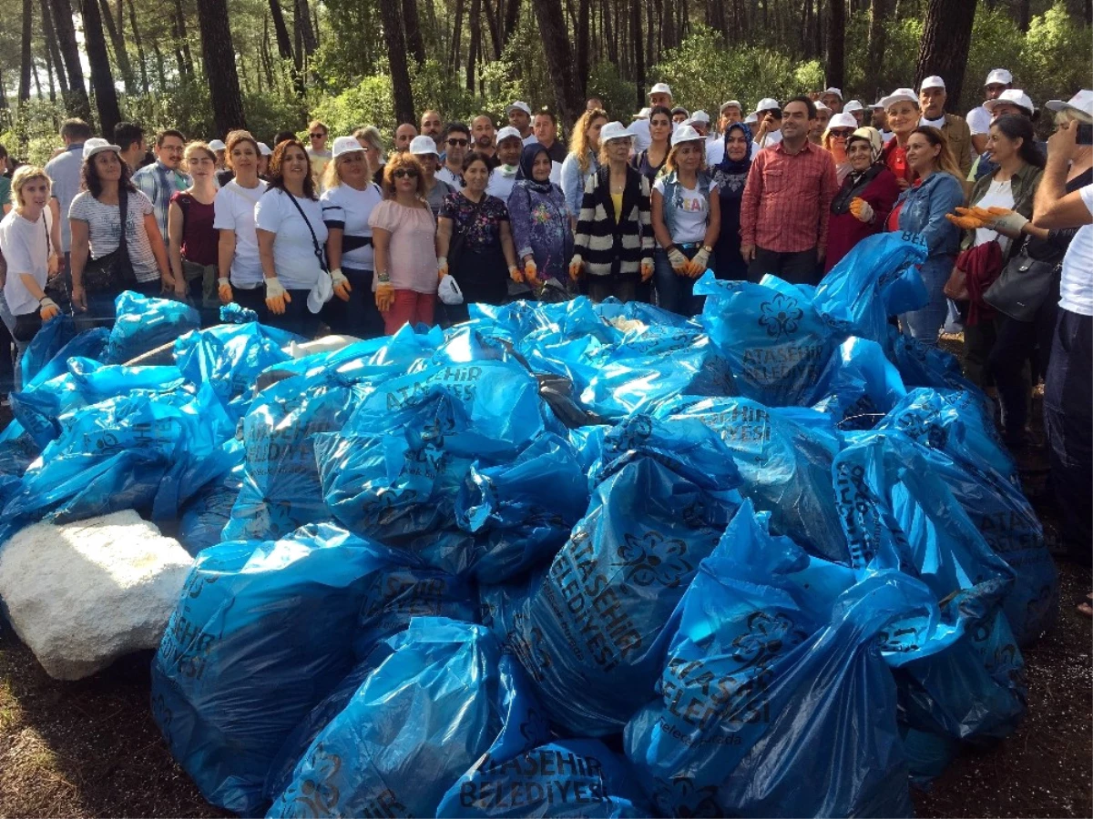 Ataşehir\'de Dakikalar İçerisinde Tonlarca Çöp Toplandı