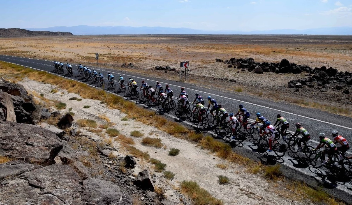 Bisikletçiler, Nevşehir\'den Erciyes\'e 131 Kilometre Pedal Bastı