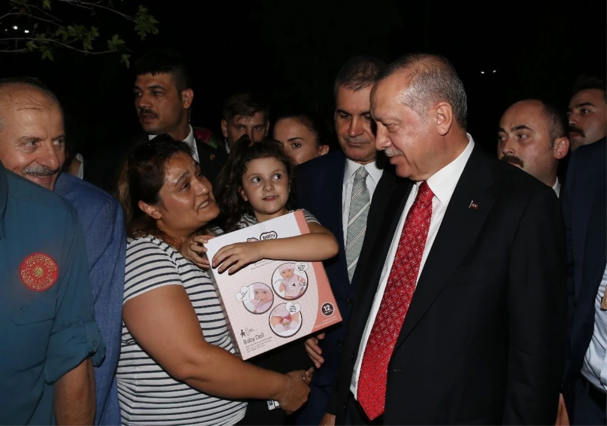 Cumhurbaşkanı Erdoğan\'dan Zeytinburnu Sahilindeki Vatandaşlara Sürpriz Ziyaret