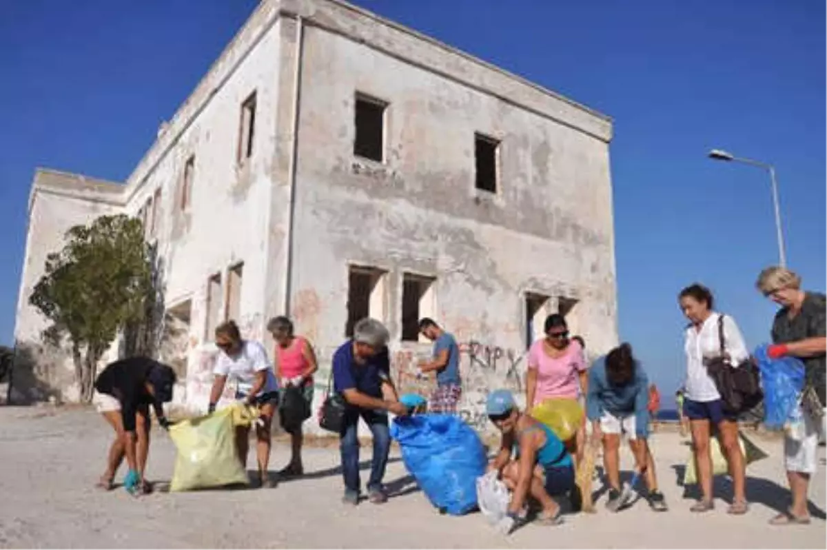 Datça\'da, Kaderine Terk Edilmiş Eski Hükümet Binasında Temizlik