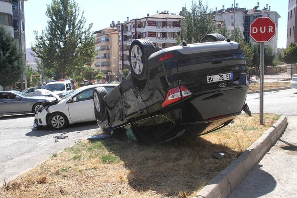 Elazığ\'da İki Otomobil Çarpıştı, Biri Takla Attı : 4 Yaralı
