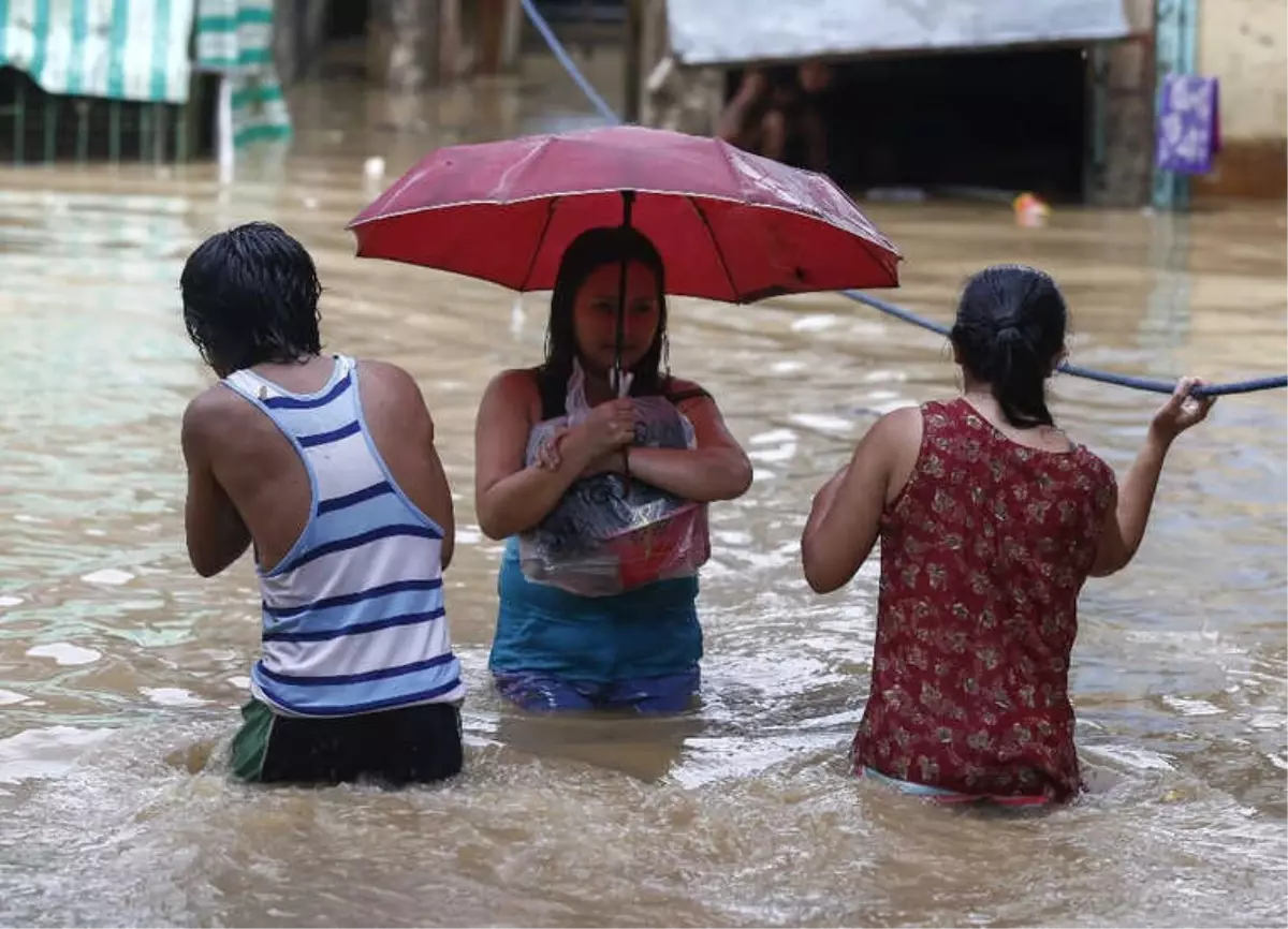 Filipinler\'i Vuran Süper Tayfun \'Mangkhut\' 3 Can Aldı