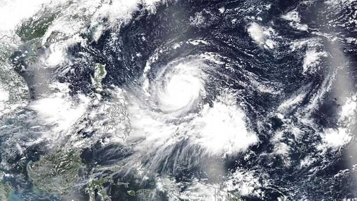 Filipinler\'i Vuran Süper Tayfun Mangkhut Can Aldı: 3 Kişi Hayatını Kaybetti