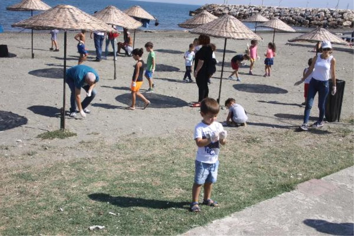 İzmir\'de Deniz Sevdalılarından Kıyı Temizliği