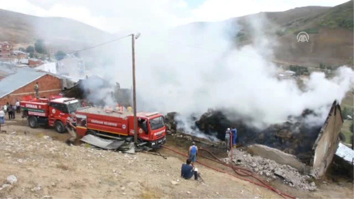 Köyde Çıkan Yangında Üç Ev Hasar Gördü