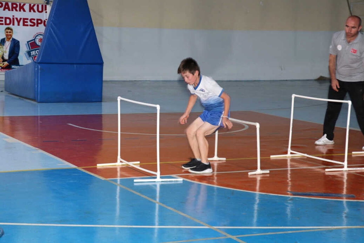 Kula Belediyesi Yaz Spor Okulları\'na Şenlik Havasında Kapanış Töreni