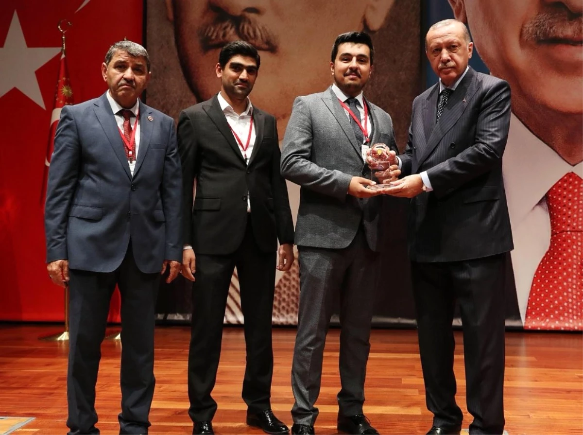 Ödül Plaketini Recep Tayyip Erdoğan\'ın Elinden Aldı