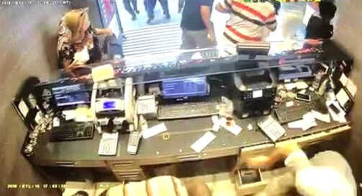 Şişli\'de Döviz Bürosunda Silahlı Soygun Kamerada