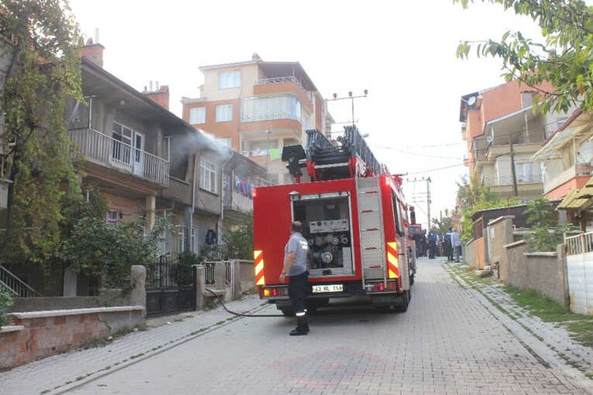 Tavşanlı\'da 2 Katlı Evde Yangın