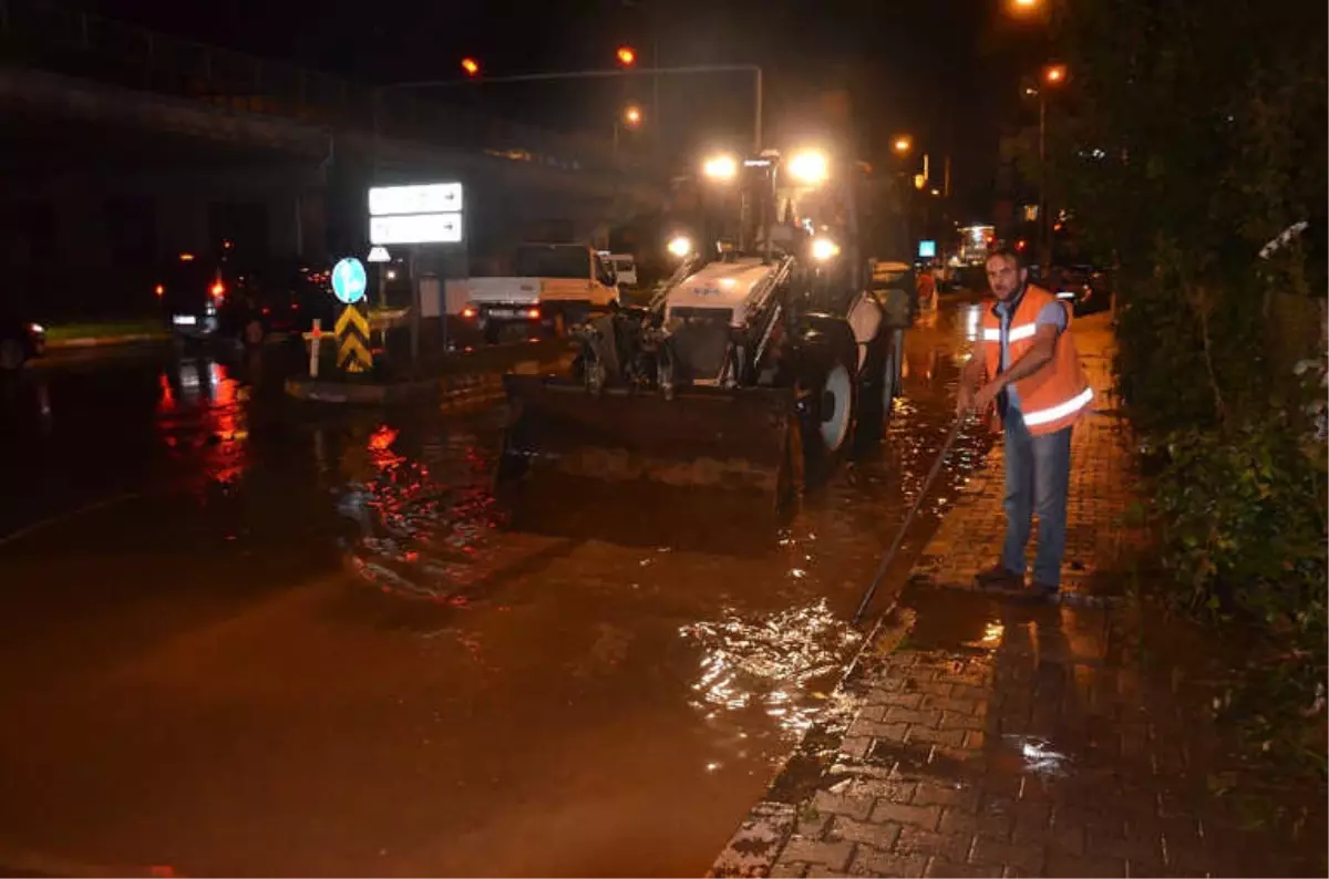 Trabzon\'da Sağanak Yağış Yolları Göle Çevirdi