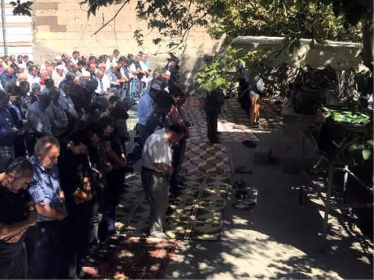 Yanan Araçta Ölü Bulunan Galerici ve Eşi Toprağa Verildi