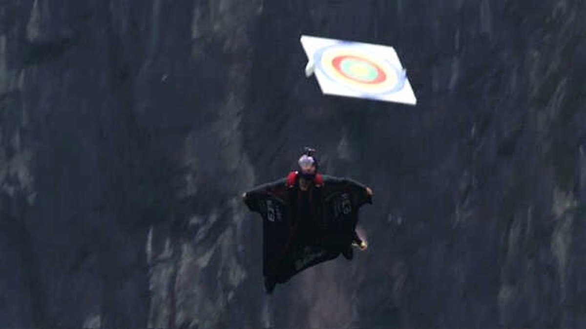 300 Metreden Atlayan \'Wingsuit\' Atletleri Bedenleriyle Hedefi Vurmaya Çalıştı