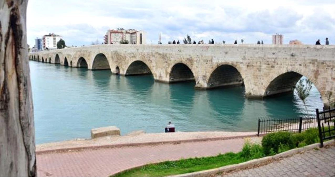 Adana\'da, Dünyanın En Eski Köprüsüne \'Dilan Seni Seviyorum\' Yazdılar