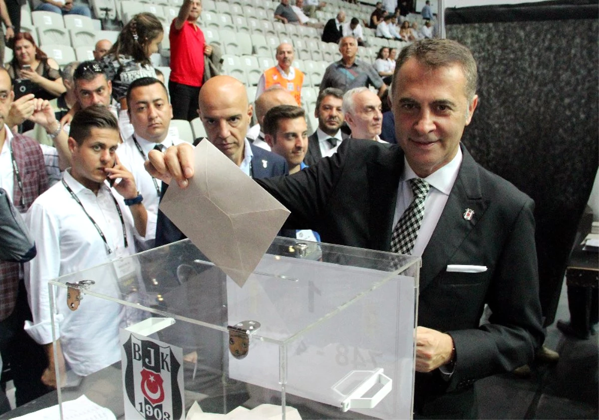 Beşiktaş\'ta Tek Aday Olarak Seçime Giren Fikret Orman Tekrar Başkan Seçildi