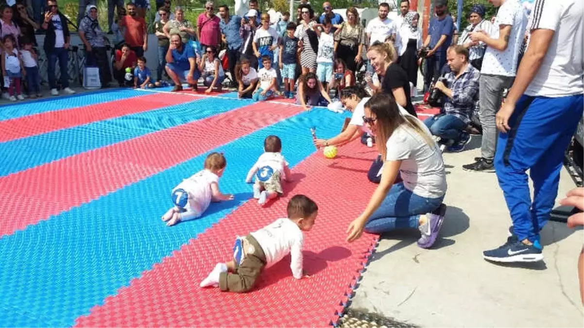 Emekleme Olimpiyatı\'nda Bebekler Birinci Olmak İçin Yarıştı