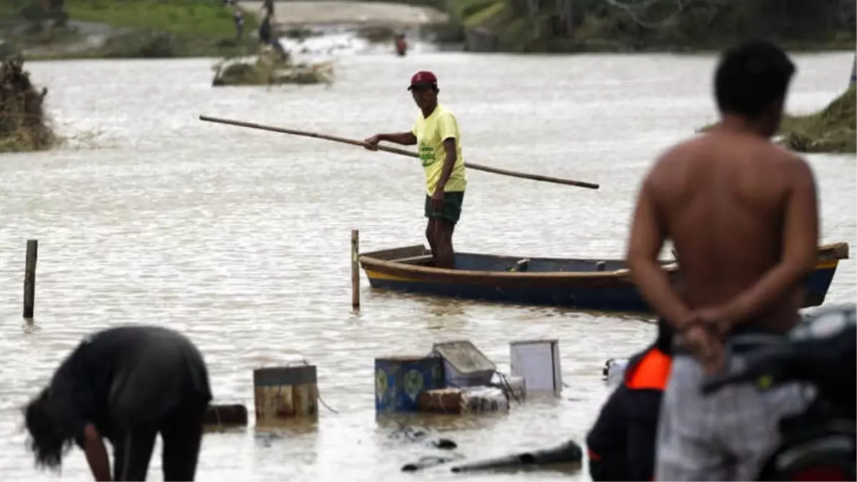 Filipinler\'de 25 Kişinin Ölümüne Neden Olan Mangkhut Tayfunu Çin\'e Ulaştı