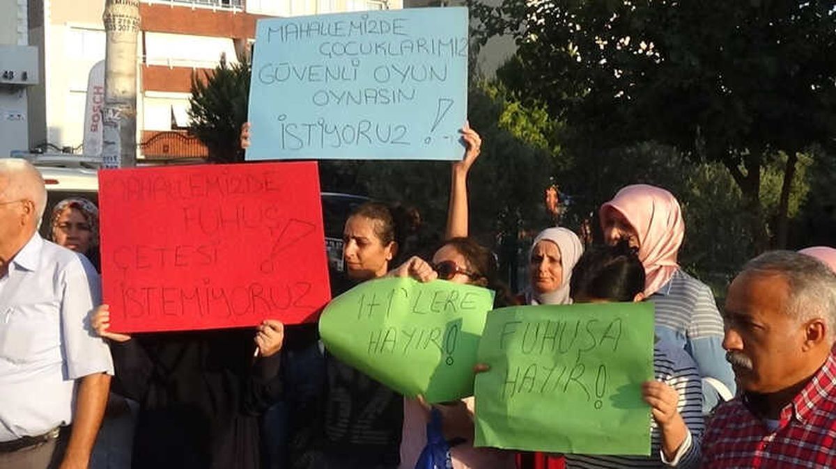 İzmir\'de Mahallelinin \'Fuhuş\' Eylemi