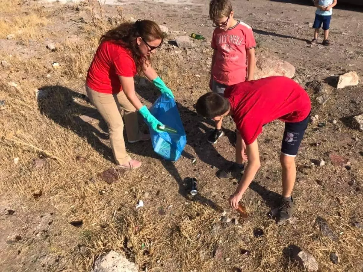 Kaymakam Duru, Dünya Çevre ve Temizlik Günü\'nde Çöp Topladı