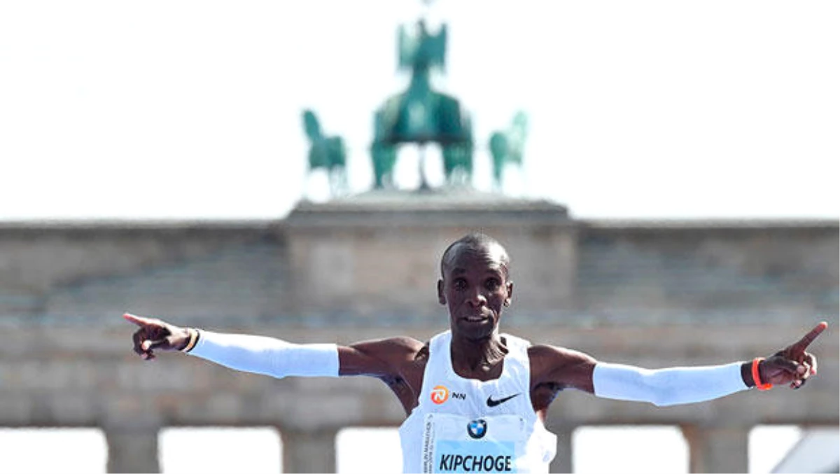 Kenyalı Atlet Eliud Kipchoge, Berlin\'de Rekor Kırdı