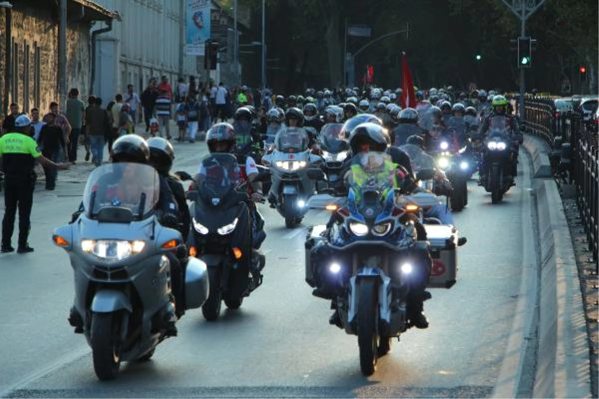 Motorculardan 15 Temmuz Şehitler Köprüsü\'nde Eylem
