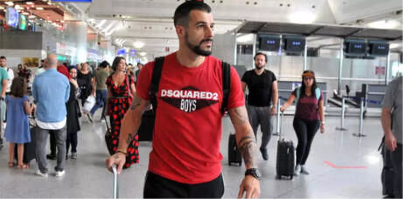 Negredo Karmaşası! İspanyol Oyuncu Gitti, Beşiktaş\'ın İzni Yok...