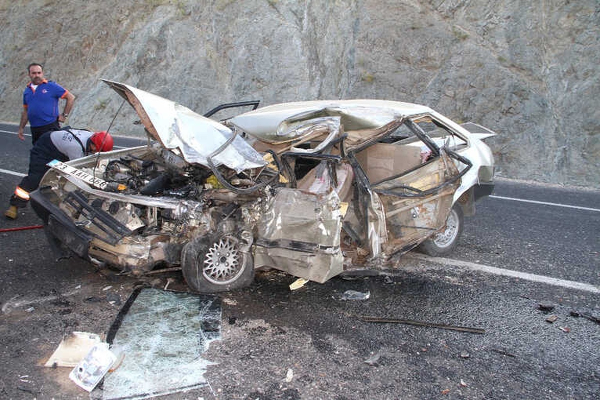 Otomobil Bu Hale Geldi: 1 Ölü, 1 Yaralı