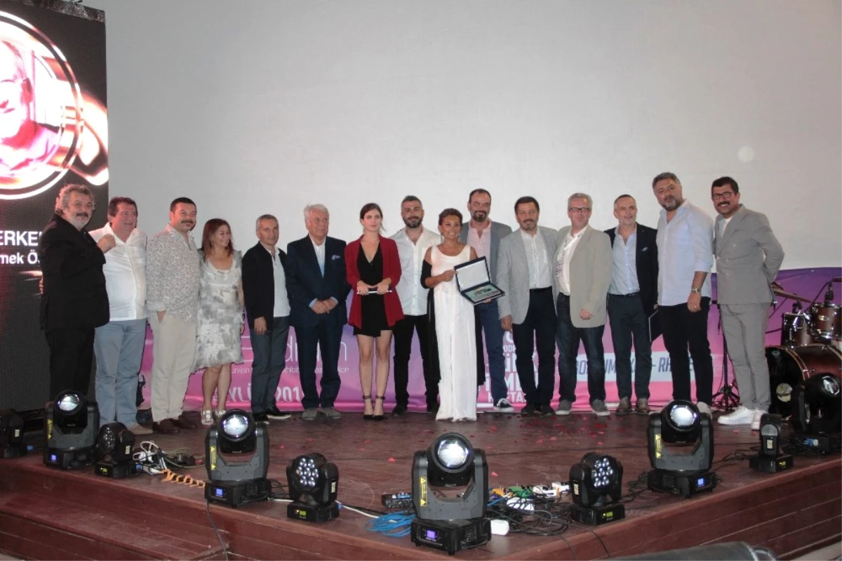 Türk Filmleri Haftasına Ünlüler Akın Etti... Gala\'da Ünlüler Ödüllerine Kavuştu