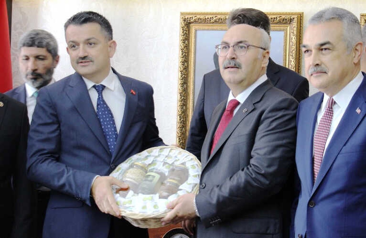 Vali Köşger\'den Bakan Pakdemirli\'ye Uzun Yaşam Sepeti