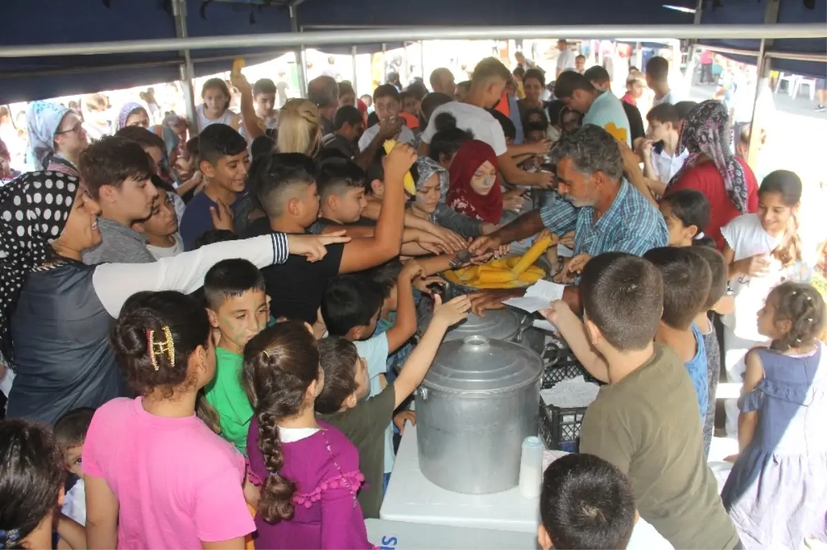 Yoksul Çocuklara Top, Mısır, Pamuk Şeker ve Kırtasiye Dağıtımında İzdiham