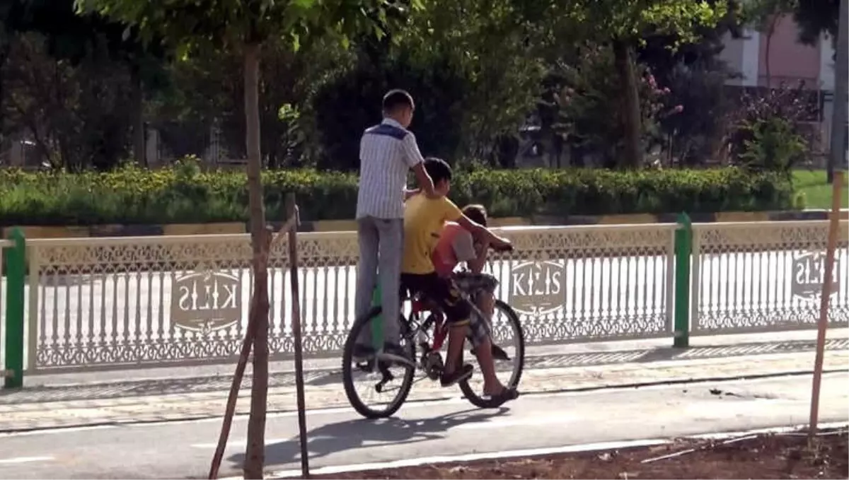 3 Çocuk Bir Bisikletle Yol Aldı