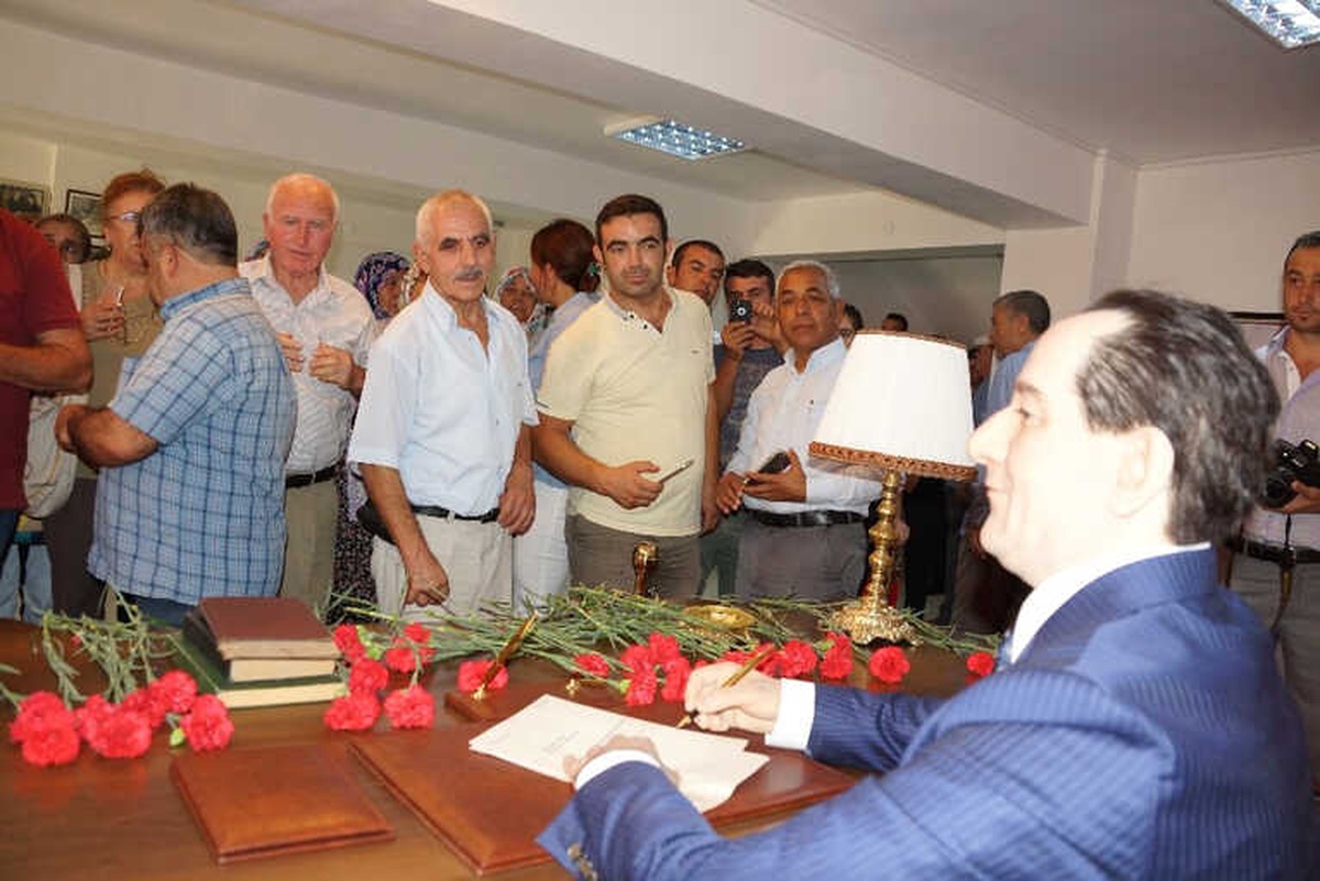 Adnan Menderes\'in Heykeli Duygusal Anlar Yaşattı
