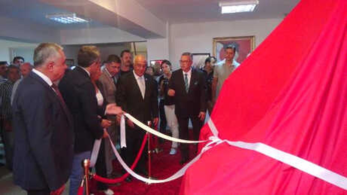 Adnan Menderes\'in Heykelini Görünce Gözyaşlarını Tutamadı