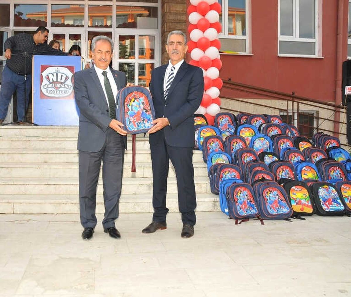 Akşehir Belediyesinden 2 Bin 500 Çanta ve Kırtasiye Seti
