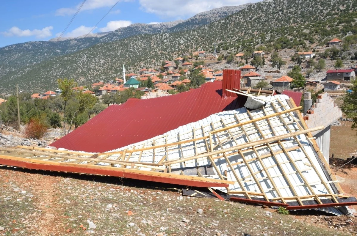 Antalya\'da Hortum Evin Çatısını Uçurdu