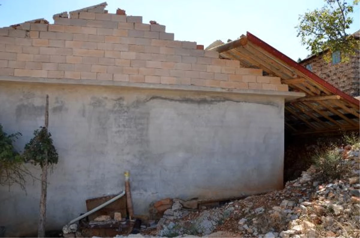 Antalya\'da Şiddetli Rüzgar Evin Çatısını Uçurdu