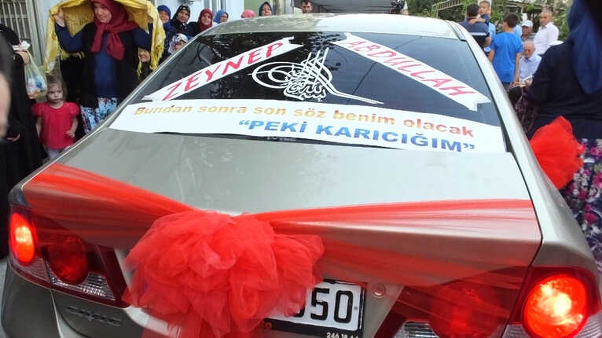 Balıkesir\'de Gelin Arabasının Arkasındaki İlginç Yazı
