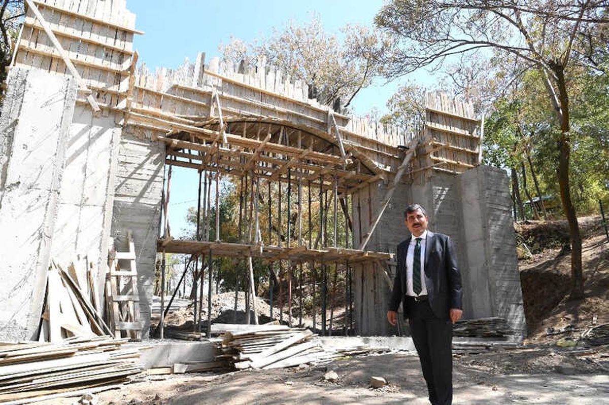 Başkan Asya Kültür Evi ve Kale Park\'ta İncelemelerde Bulundu