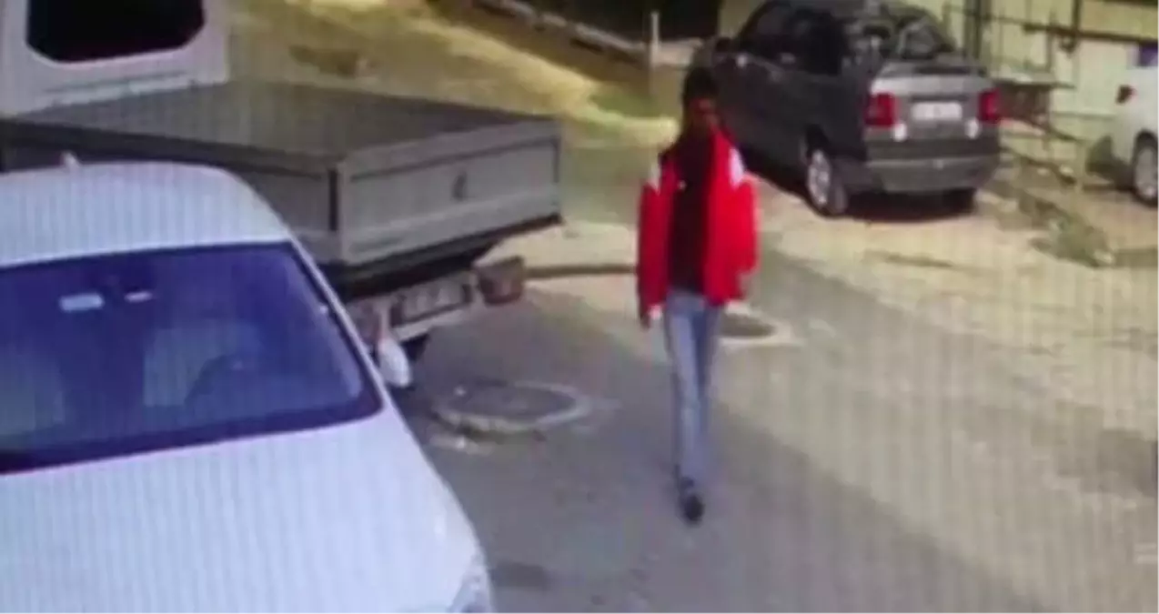 Bursa\'da, Kendisine Çarpıp Kaçan Aracı Bulamayan Genç Ona Benzeyen Arabaları Ateşe Verdi