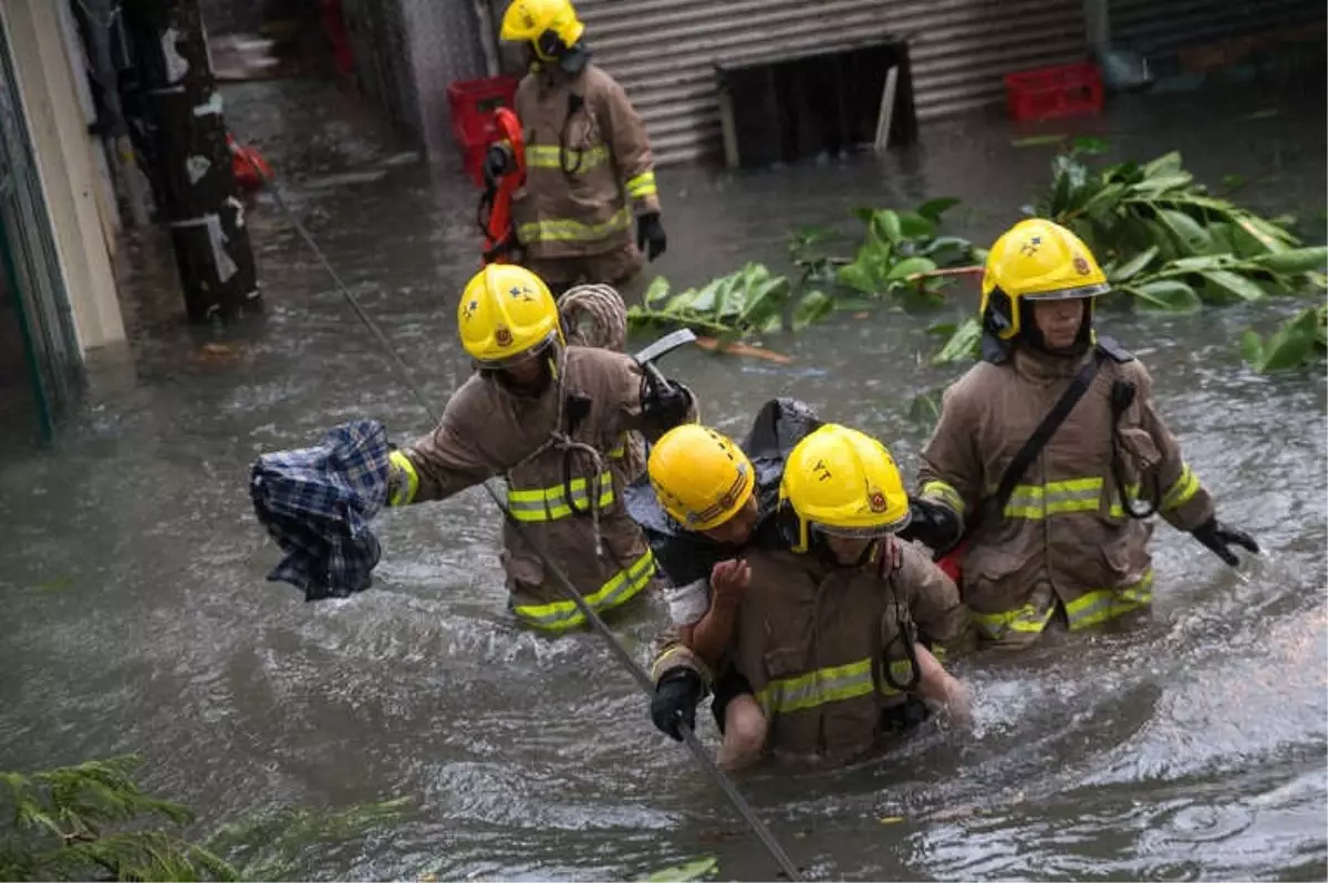 Çin\'i Vuran Mangkhut Tayfununda Bilanço Artıyor: 4 Ölü, 200 Yaralı