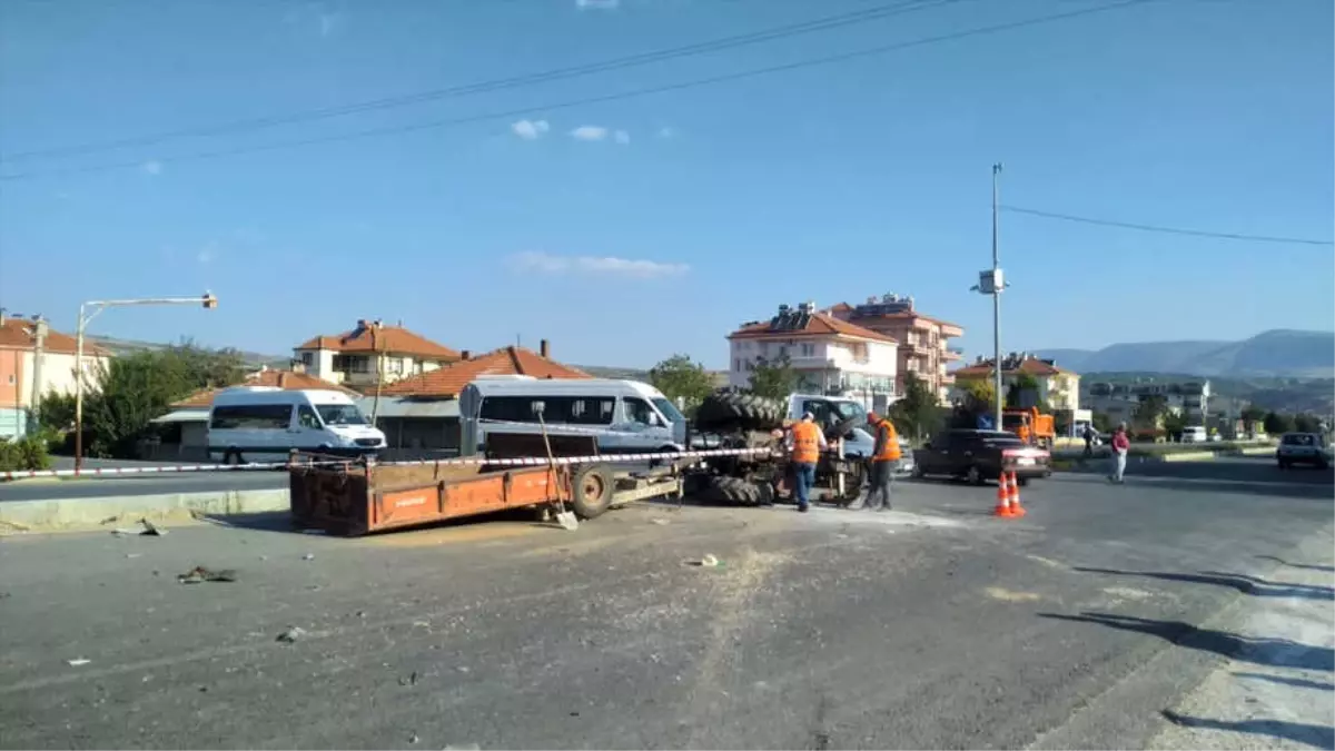 Denizli\'de Servis Minibüsü ile Traktör Çarpıştı: 4 Yaralı